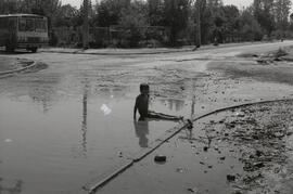 Niño Jugando en el agua en la población Huamachuco 2
