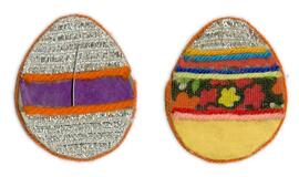 Adorno con forma de huevo de Pascua con franjas plateadas y alfiler