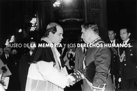PINOCHET ¿ES SALUDADO O LE ESTÁ LLAMANDO LA ATENCIÓN AL OBISPO?, Catedral de Santiago, Tedeum, 18 de septiembre 1982.
