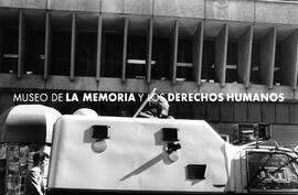 El zorrillo; el paco; el Quisco y el hombre caminando, protesta nacional, Alameda Bernardo O'Higgins, Santiago.