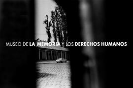 Villa Grimaldi, centro de tortura, toma realizada sobre los hombros de la periodista Marcela Otero, Santiago.