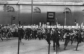 Carabineros y partidarios de la dictadura corren juntos a confrontar a manifestantes de la oposición, calle San Antonio, 8 de septiembre.