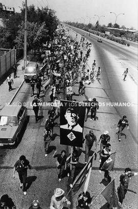 FUNERAL del ex Presidente de la República Eduardo Frei Montalva (1964-1970). Sus partidarios por la carretera ¿Asesinato?