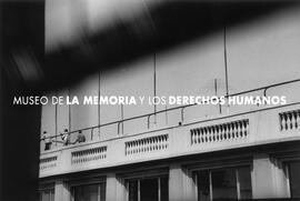 CIVILES ARMADOS sobre el tejado de multitienda, custodia armada por manifestación de apoyo a Pinochet, 8 de septiembre 1983.