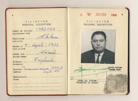 Pasaporte tapa roja y letras doradas