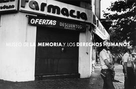 MUJER Y CARABINEROS, manifestación convocada por el Movimiento Pro Emancipación de la Mujer (MEMCH), Santiago, 27 de noviembre 1983. Foto en homenaje al maestro de la fotografía Juan Domingo Marinello.