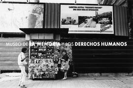 DELE EL SI A LA CONTINUIDAD DE PINOCHET "SOMOS MILLONES", propaganda del plebiscito del 5 de octubre, calle Merced, Santiago.