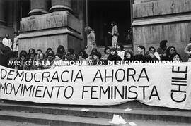 MOVIMIENTO Feminista en el frontis de la Biblioteca Nacional en una de las primeras protestas nacionales.