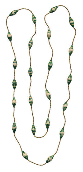 Collar de cuentas blancas y verdes