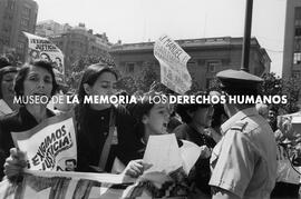LAS VIUDAS Y UNA DE LAS HIJAS de los profesionales degollados frente al Palacio de La Moneda, Santiago.
