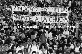 PINOCHO ESCUCHA: ÁNDATE A LA CHUCHA, concentración para decir No a la continuidad en el plebiscito del 5 de octubre, Parque O'Higgins, Santiago.