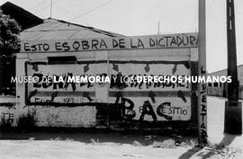 ZONA DE CHICHARRONES (CARNE QUEMADA), escrito por partidarios de la dictadura en el lugar donde fueron quemados vivos Carmen Gloria Quintana y el fotógrafo Rodrigo Rojas Denegri por una patrulla militar en julio de 1986.